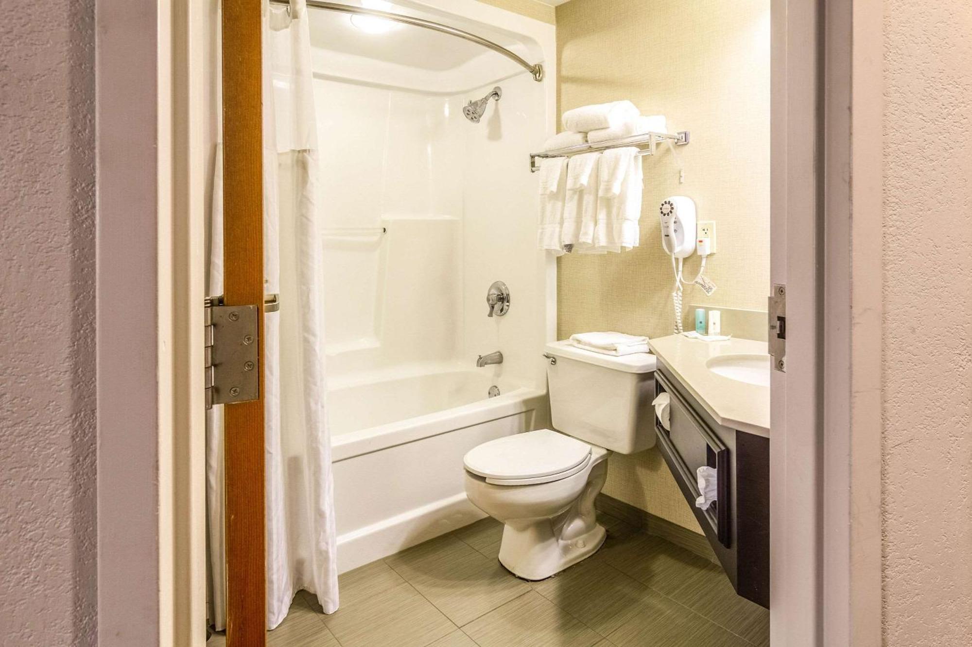 Clarion Pittsburgh Cranberry 2*